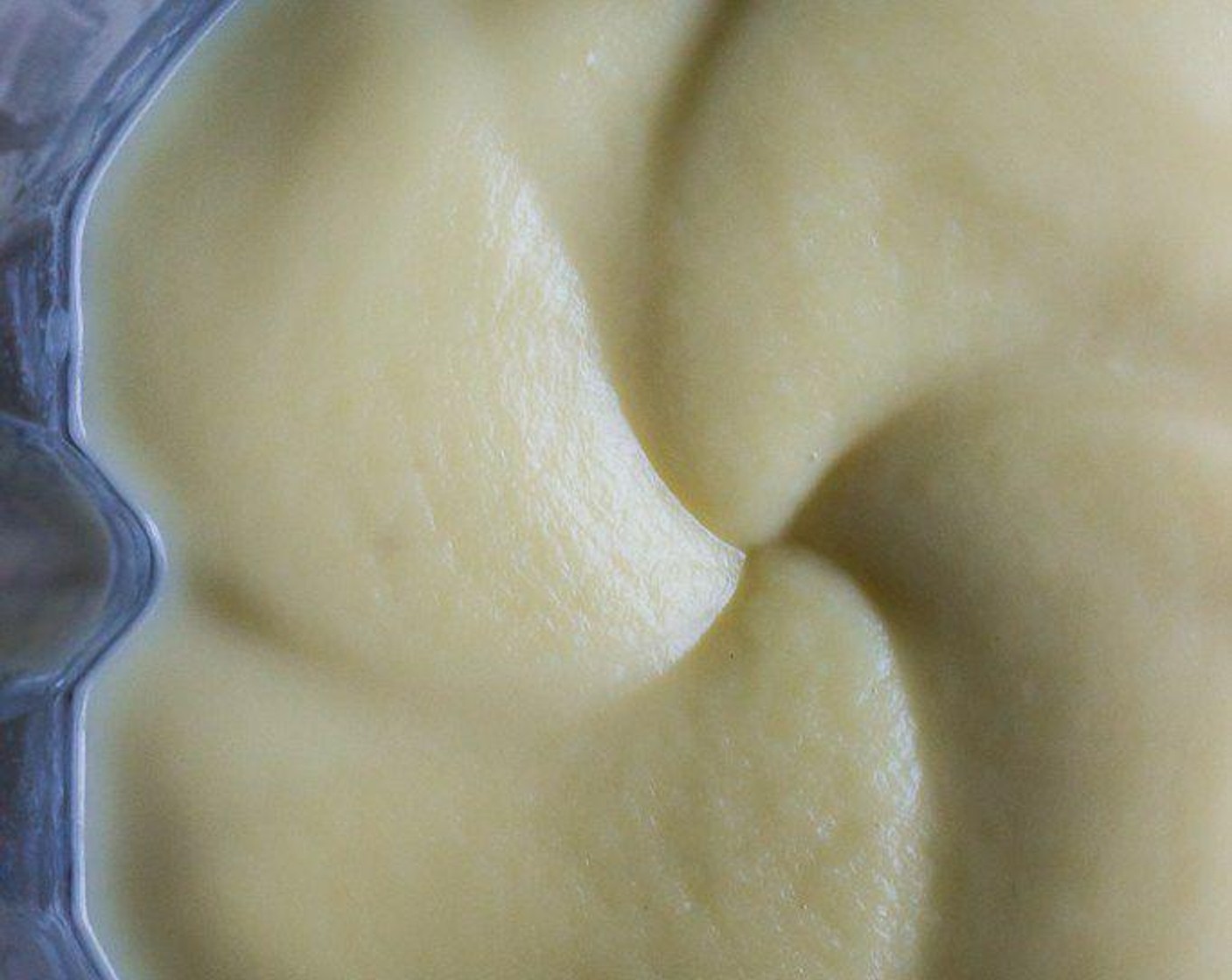 Schritt 4 Butter (2 Esslöffel) hinzufügen und auf hoher Stufe verrühren. Bei Bedarf jeweils 1 EL von der überschüssigen Milch hinzufügen, um die richtige Konsistenz zu erreichen.