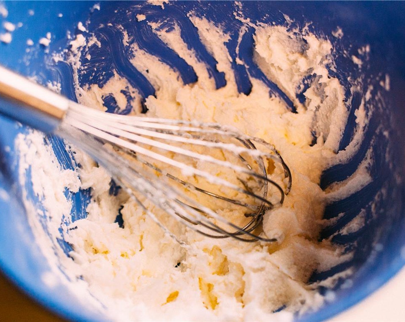 Schritt 2 Butter (90 g) und Zucker (150 g) in einer Schüssel für 7-10 Minuten schaumig schlagen.