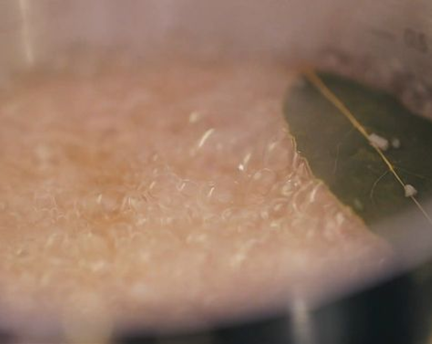 Schritt 7 Weissweinsauce: Schalotten (2) schälen und in kleine Würfel schneiden. Den Wein (200 ml) zusammen mit den Schalotten und dem Lorbeerblatt (1) in eine Pfanne geben und um die Hälfte einkochen lassen. Danach den Fond (400 ml) hinzufügen und alles zusammen auf ca. 300 ml einkochen. Zum Schluss die Butter (4 Esslöffel) zugeben, Lorbeerblatt entfernen mit Salz (wenig) und Pfeffer (wenig) würzen und mit einem Stabmixer pürieren.