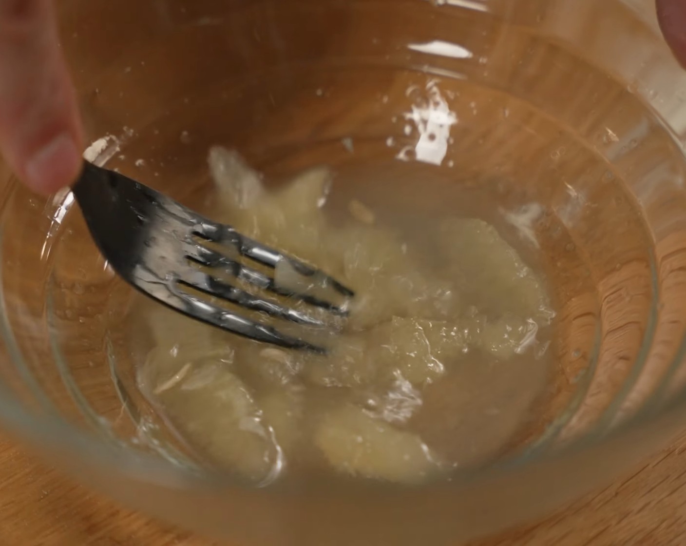 Schritt 14 Die Zitronen (2) filieren und mit dem Zitronensaft in einer Schüssel mit einer Gabeln leicht zerstossen.