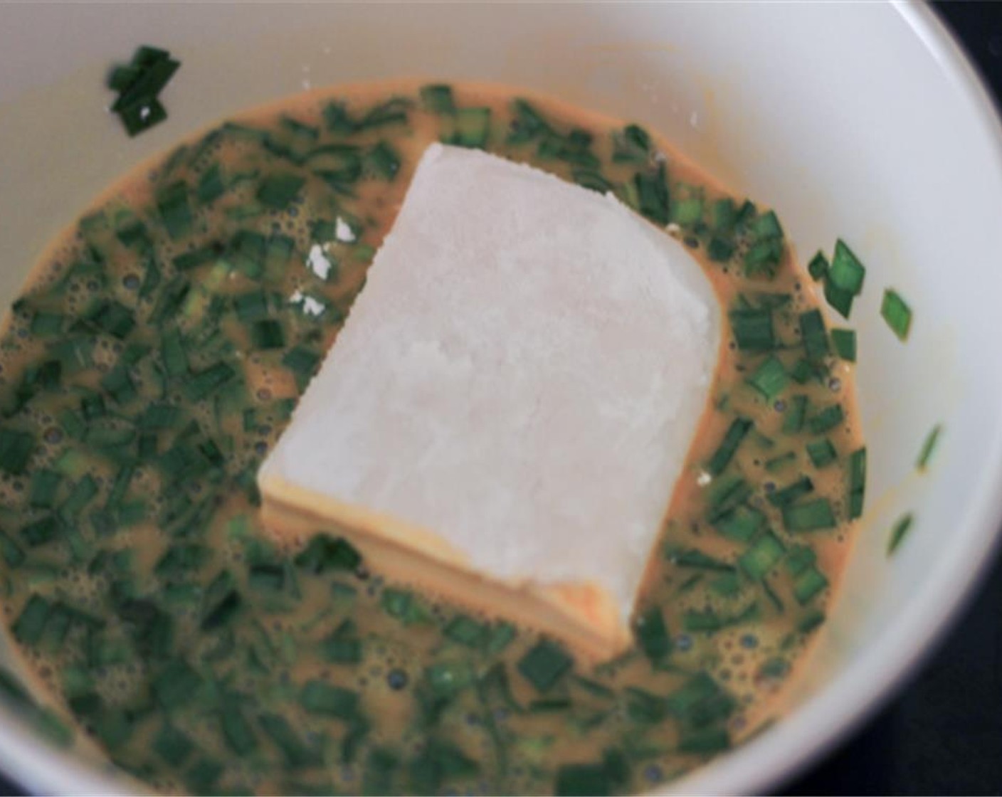 Schritt 3 Anschliessend den Tofu in die Eimischung geben und von beiden Seiten mit Ei bedecken.