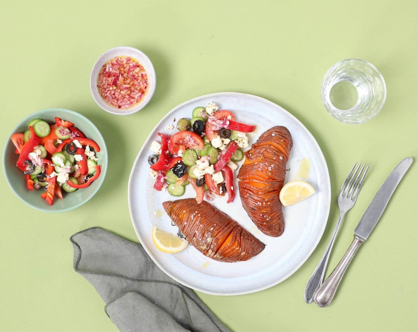 Hasselback-Süsskartoffel mit griechischem Salat