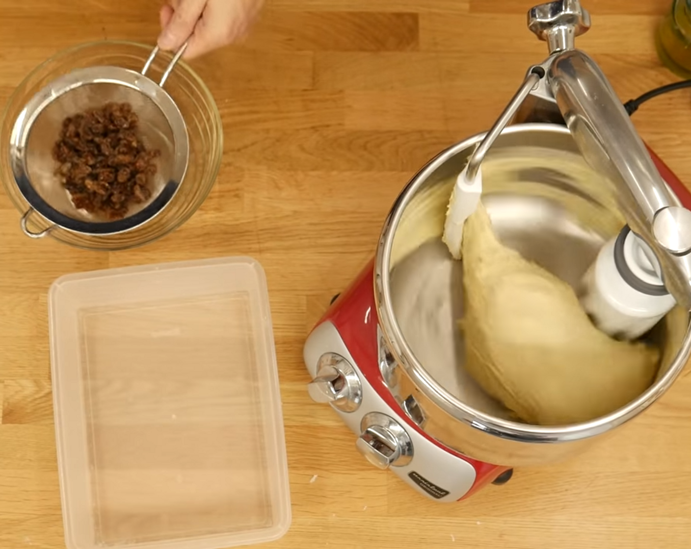 Schritt 4 Hefeteig: Milch (240 g), Ei (1), Malzextrakt (3 g), Salz (2 Teelöffel), Butter (100 g), Mehl (500 g), Hefe (15 g), Sauerteig (40 g) in die Küchenmaschine zur Mandelmasse geben und auf mittlerer Geschwindigkeit ca. 12-15 Minuten kneten.