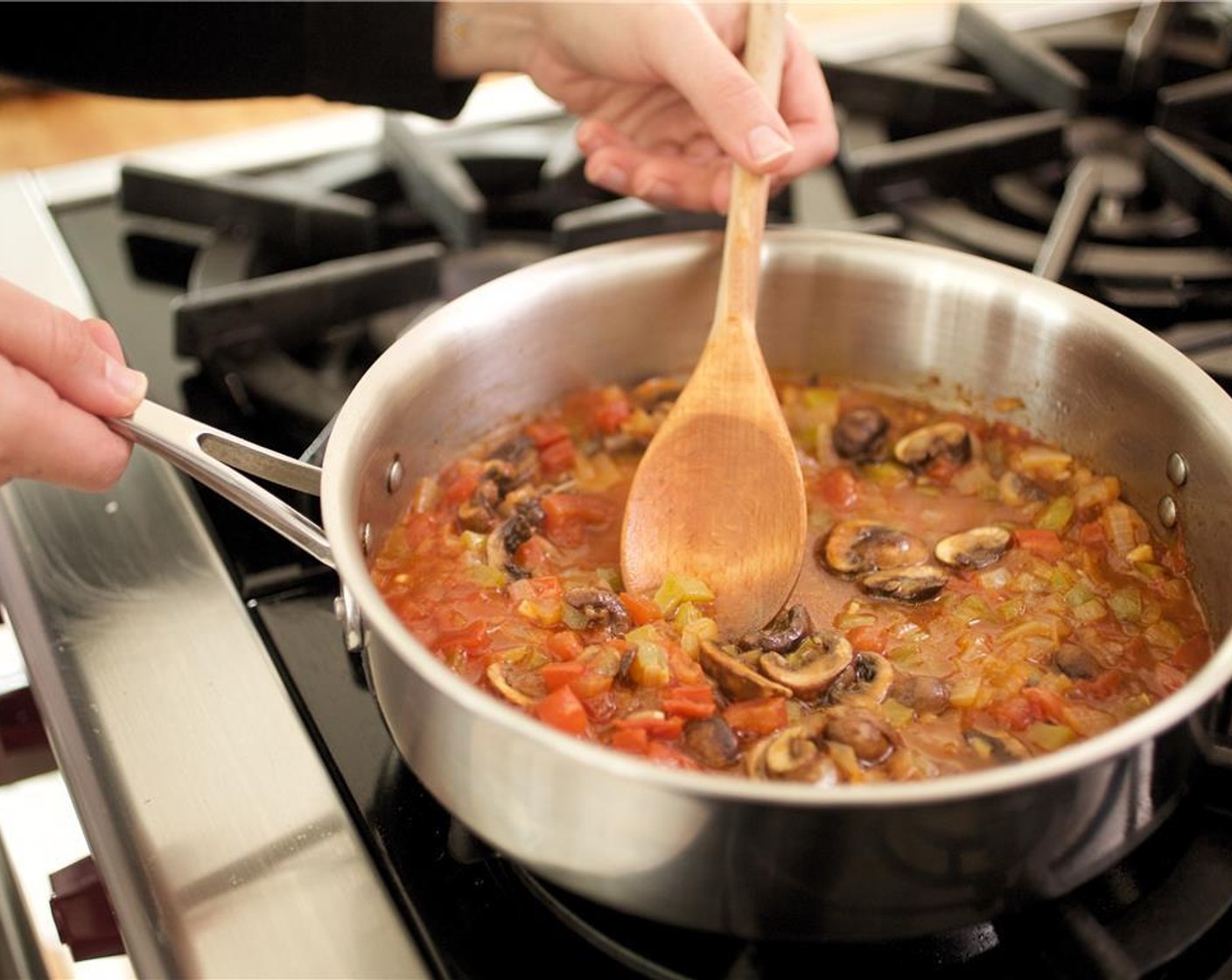 Schritt 15 Muschelbrühe, Wasser (240 ml), Salz (nach Bedarf), Tomatenmark (2 Esslöffel), Gemüsebouillon (945 ml) und Pfeffer (nach Bedarf) hinzufügen. 15 Minuten kochen.