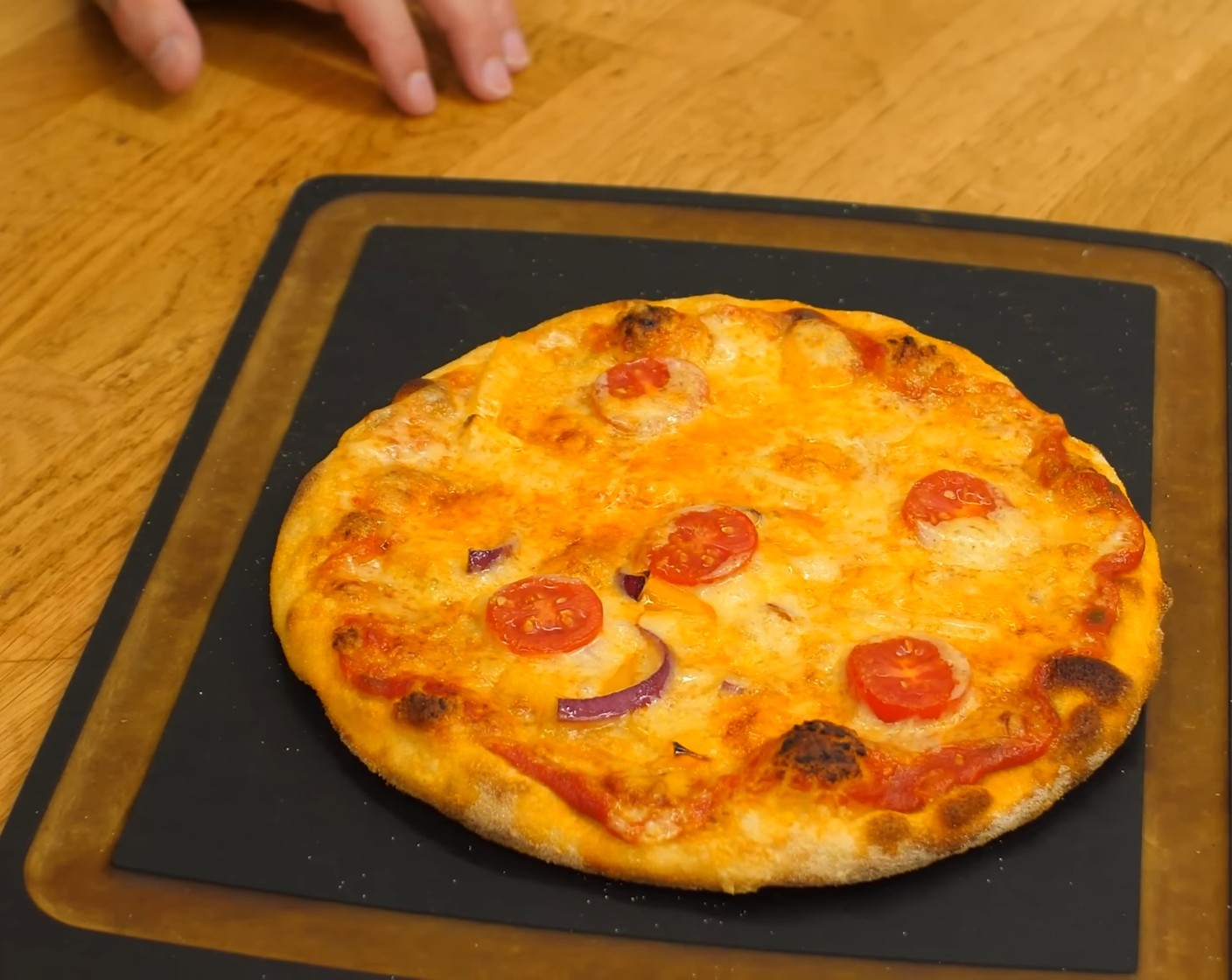 Schritt 12 Die Pizzen mit der Schaufel auf den heissen Pizzastein im Ofen abschieben für 3-4 Minuten backen.