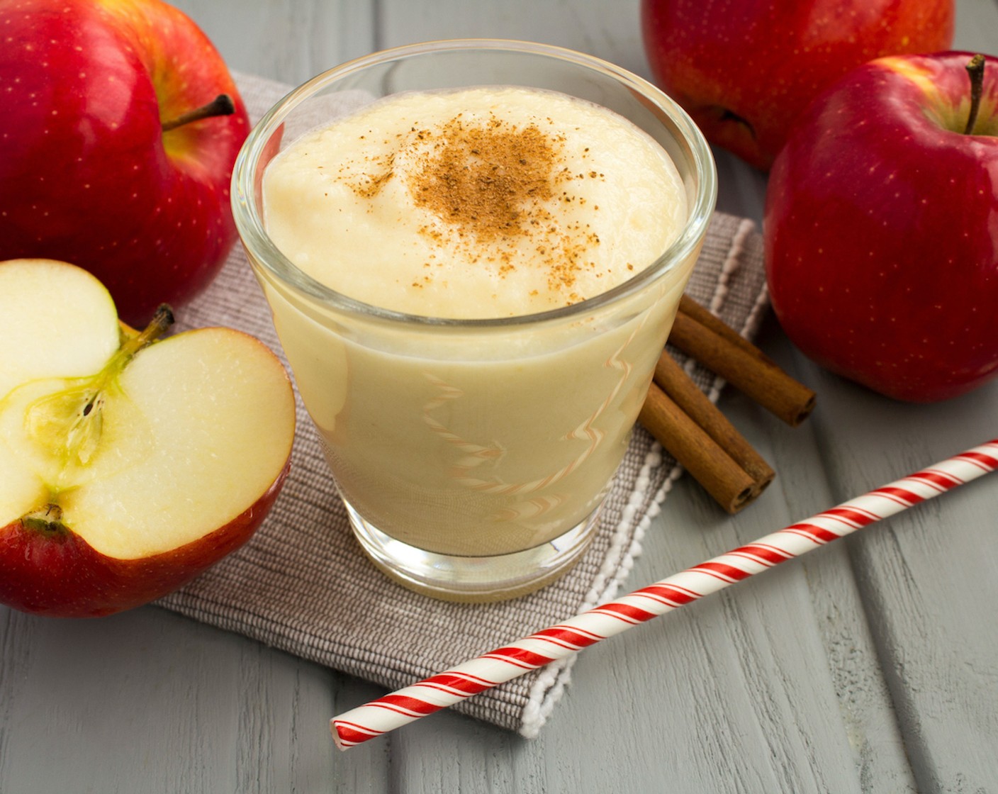 Schritt 3 Den Smoothie in ein Glas füllen, mit den beiseitegelegten Apfelscheiben und Zimt (1 Pr.) garnieren und mit Karamellsauce (wenig) beträufeln.