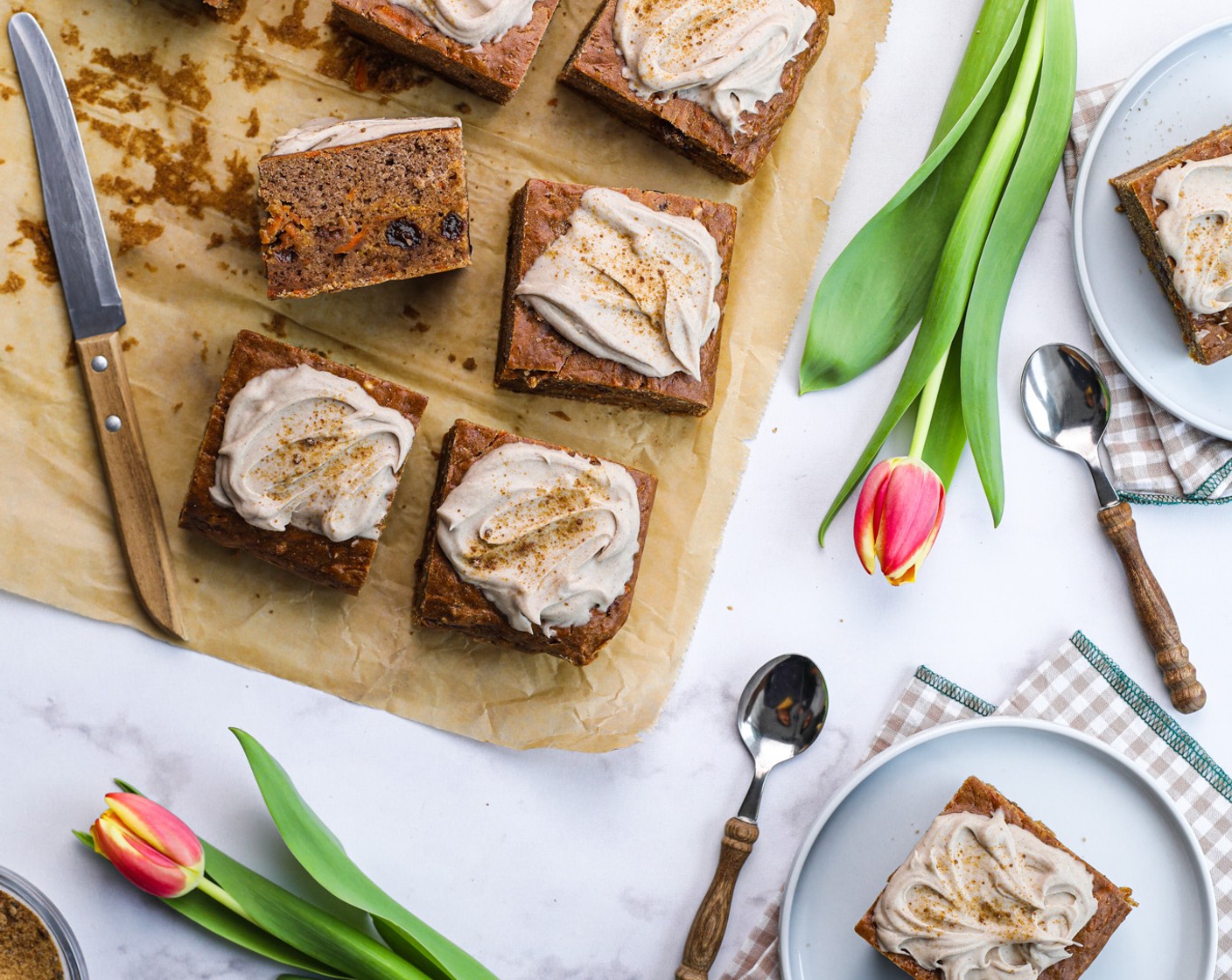 Schritt 8 Schlage die vegane Schlagsahne (125 ml) zusammen mit dem Palmzucker (4 Esslöffel) und dem Zimt (nach Bedarf) auf und verteile sie auf dem Kuchen.