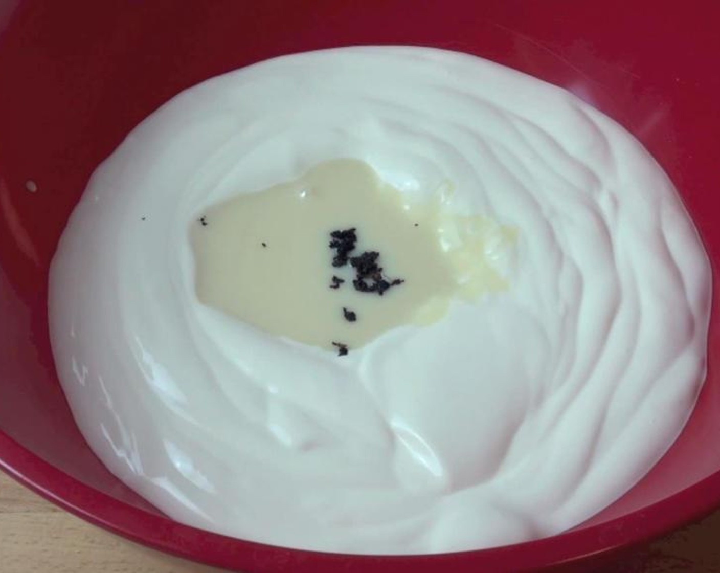 Schritt 2 In einer Schüssel Rahm (600 ml), Kondensmilch (400 g) und Vanille mischen.