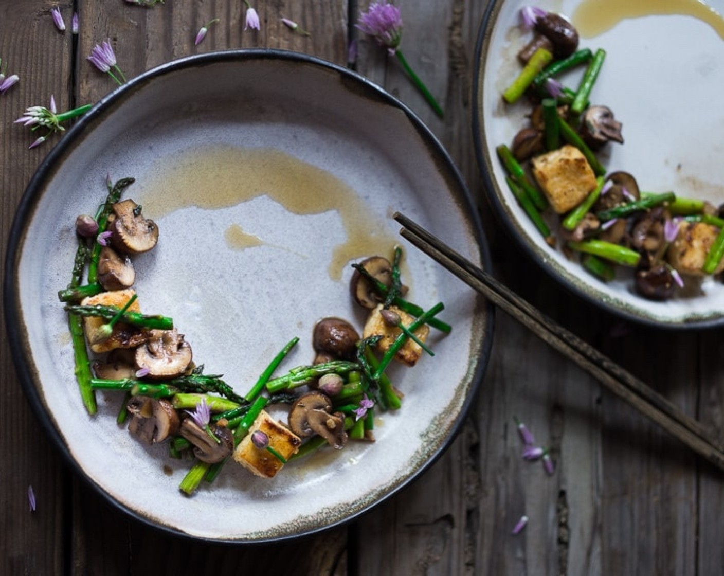 Spargelpfanne und Pilzen und Tofu