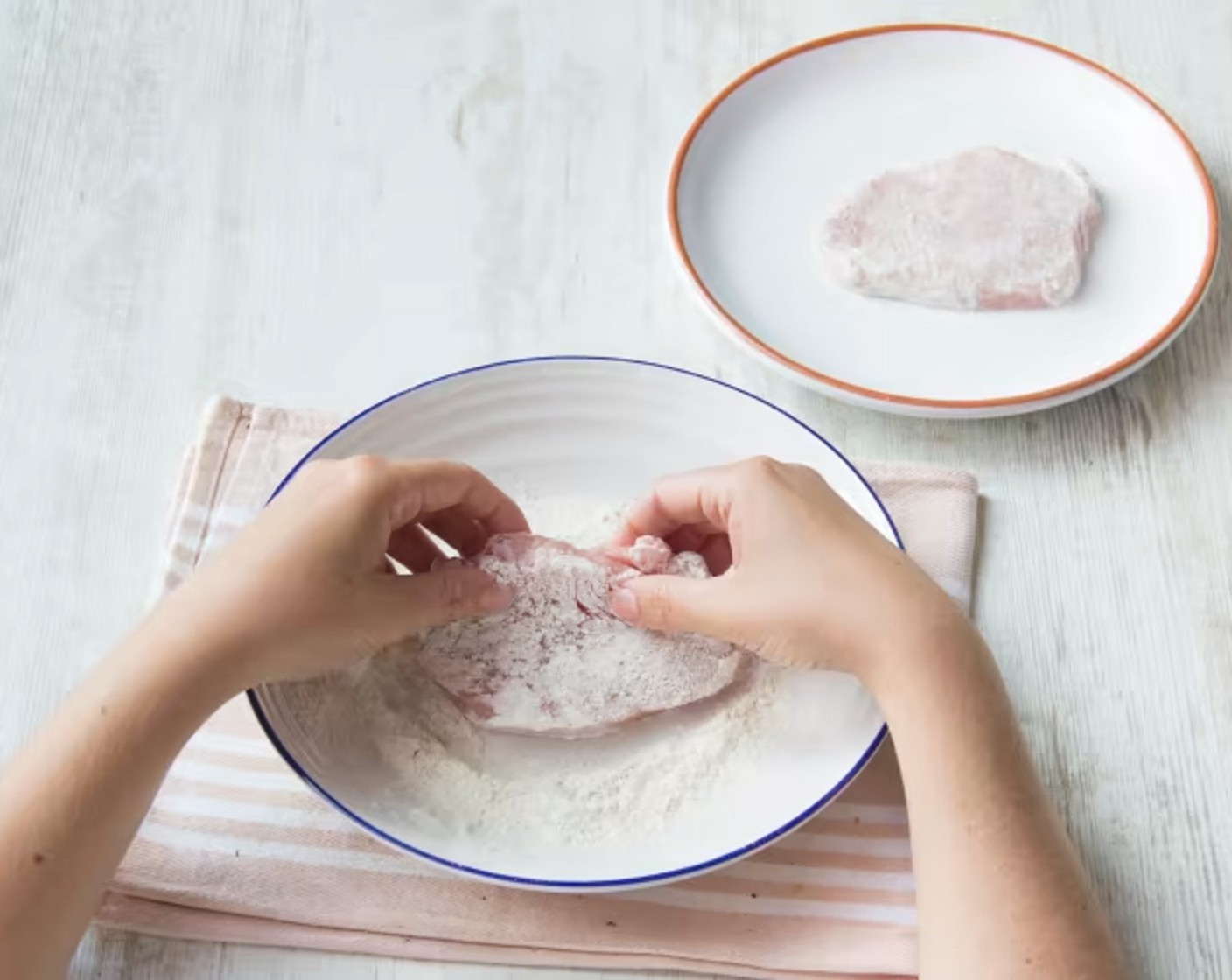 Schritt 3 Mehl (2 Esslöffel) mit Salz (wenig) und Pfeffer (wenig) in einem tiefen Teller vermischen. Fleisch (250 g) mit Küchenpapier trockentupfen und im Mehl wenden (überschüssiges Mehl abklopfen).