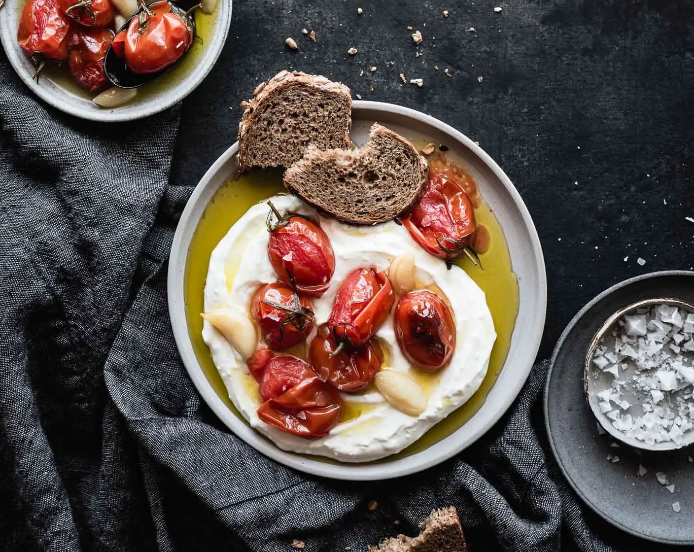 Tomaten-Knoblauch-Confit auf Feta-Joghurt