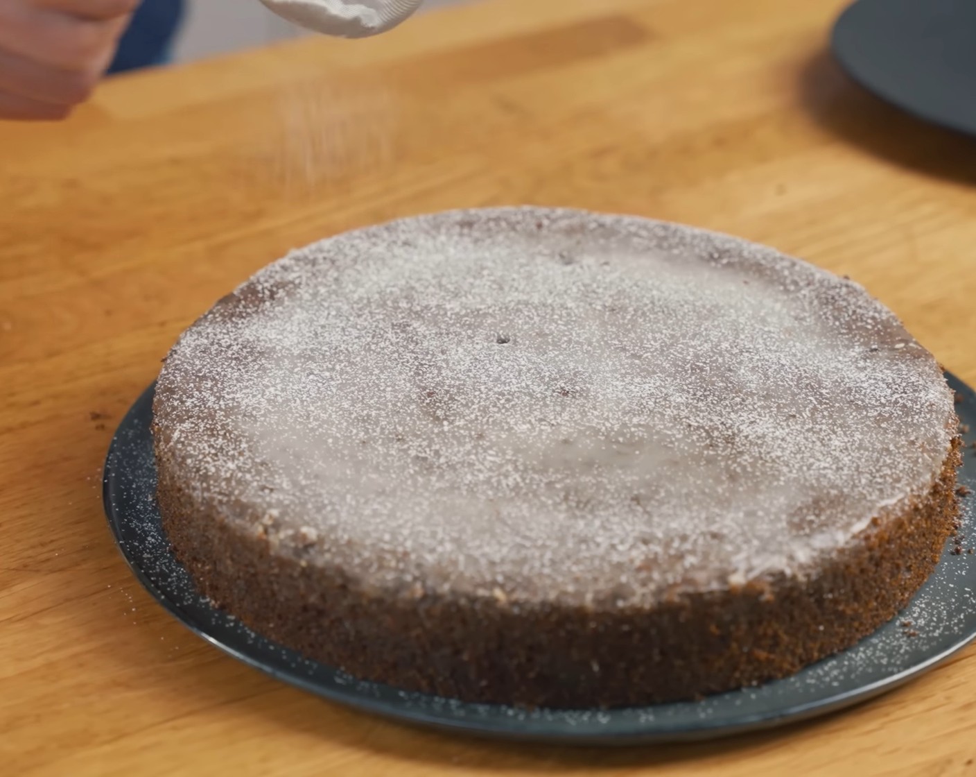 Schritt 17 Bei Bedarf den Kuchen leicht mit Puderzucker (wenig) stauben.