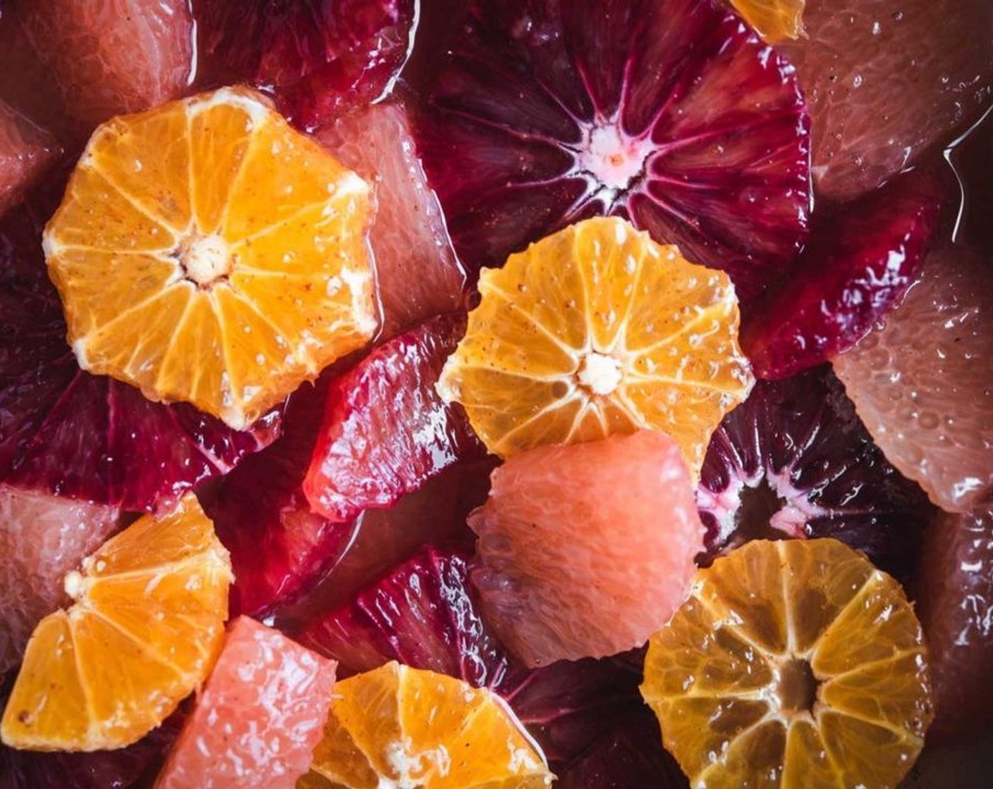 Schritt 8 Den aromatisierten Mandarinensaft über die Zitrusscheiben giessen, abdecken und im Kühlschrank aufbewahren.