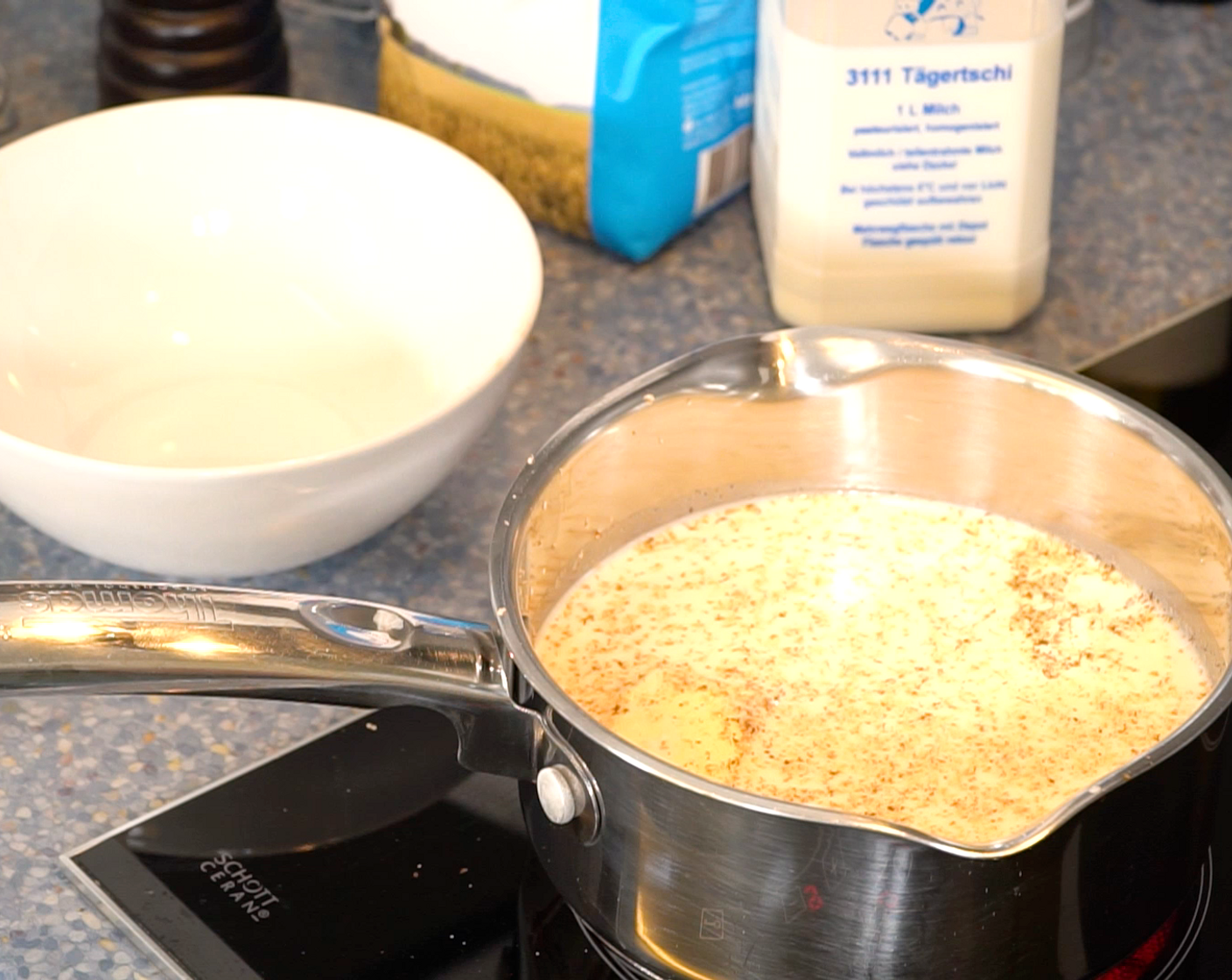 Schritt 2 Béchamelsauce: In einer Pfanne Milch (600 ml) und Butter (2 Esslöffel) aufkochen, mit Salz (wenig), Pfeffer (wenig) und Muskat (wenig) würzen. Mehl (2 Esslöffel) mit Milch (100 ml) in einer Schüssel anrühren. Die Mehl-Milch-Mischung unter ständigem Rühren der leicht köchelnden Milch beifügen. 2 Minuten köcheln lassen.
