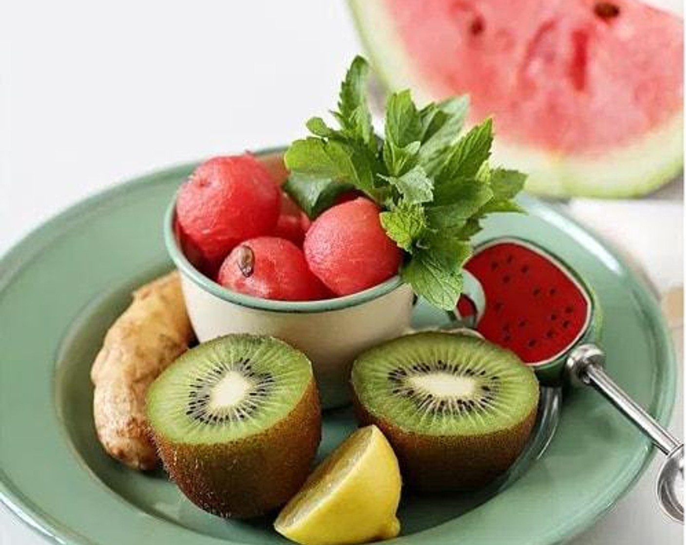 Schritt 2 Kiwi und Wassermelone zusammen mit den Minzblättern (1 Handvoll) nach und nach in einen Slow Juicer geben. Sobald der Saft zubereitet ist, die entsafteten Limetten (2) unterrühren.