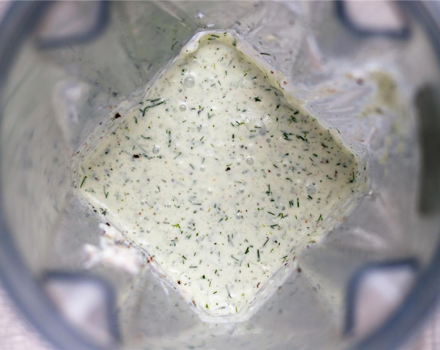 Schritt 13 Joghurt (170 g), Gurke, Olivenöl (1 EL), Zitronensaft (1/2), Salz (wenig), Pfeffer (wenig), Dill und gehackten Knoblauch (2 Zehen) in einer Küchenmaschine oder einem Mixer gut vermischen. In eine separate Schüssel umfüllen, abdecken und mindestens 1 Stunde lang in den Kühlschrank stellen, bis das Tzatziki etwas eingedickt ist.