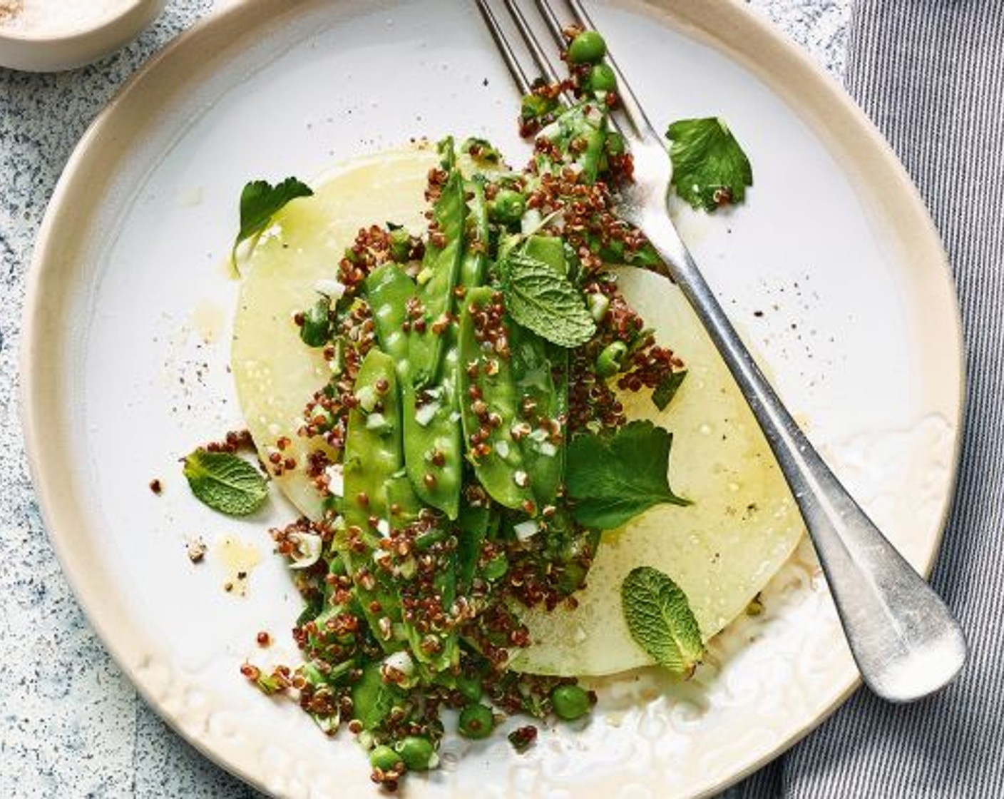 Schritt 7 Die Kohlrabischeiben auf vorgewärmten Tellern anrichten und die Gemüse-Quinoa darüber verteilen.