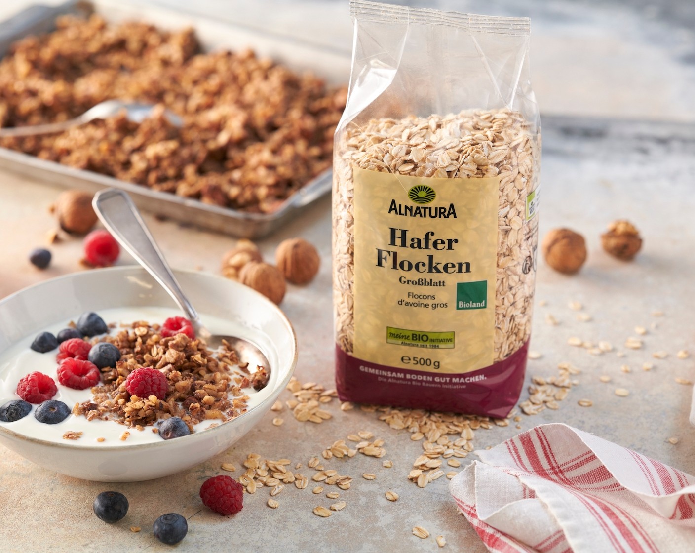 Schritt 3 Granola im Ofen bei 150 °C Umluft 25 Minuten backen. Nach der Hälfte der Backzeit Granola wenden, so wird es gleichmässig knusprig und brennt nicht an. Nach Ende der Backzeit 5 Minuten bei Restwärme ziehen lassen. Aus dem Ofen nehmen und mindestens 30 Minuten abkühlen lassen.