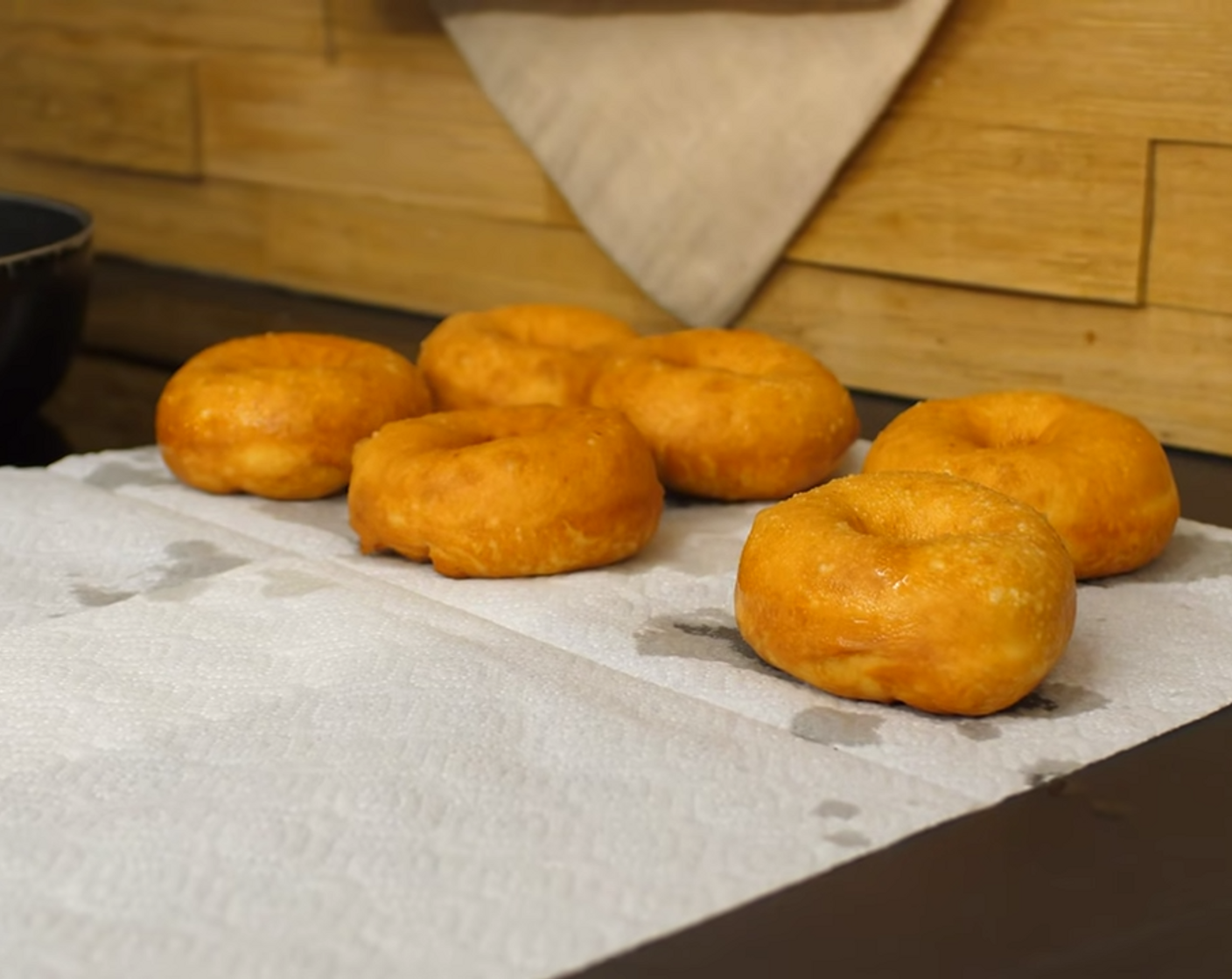 Schritt 11 Als nächstes die Donuts mit einer Schaumkelle aus dem Öl nehmen und auf einem Küchenpapier gut abtropfen und auskühlen lassen.