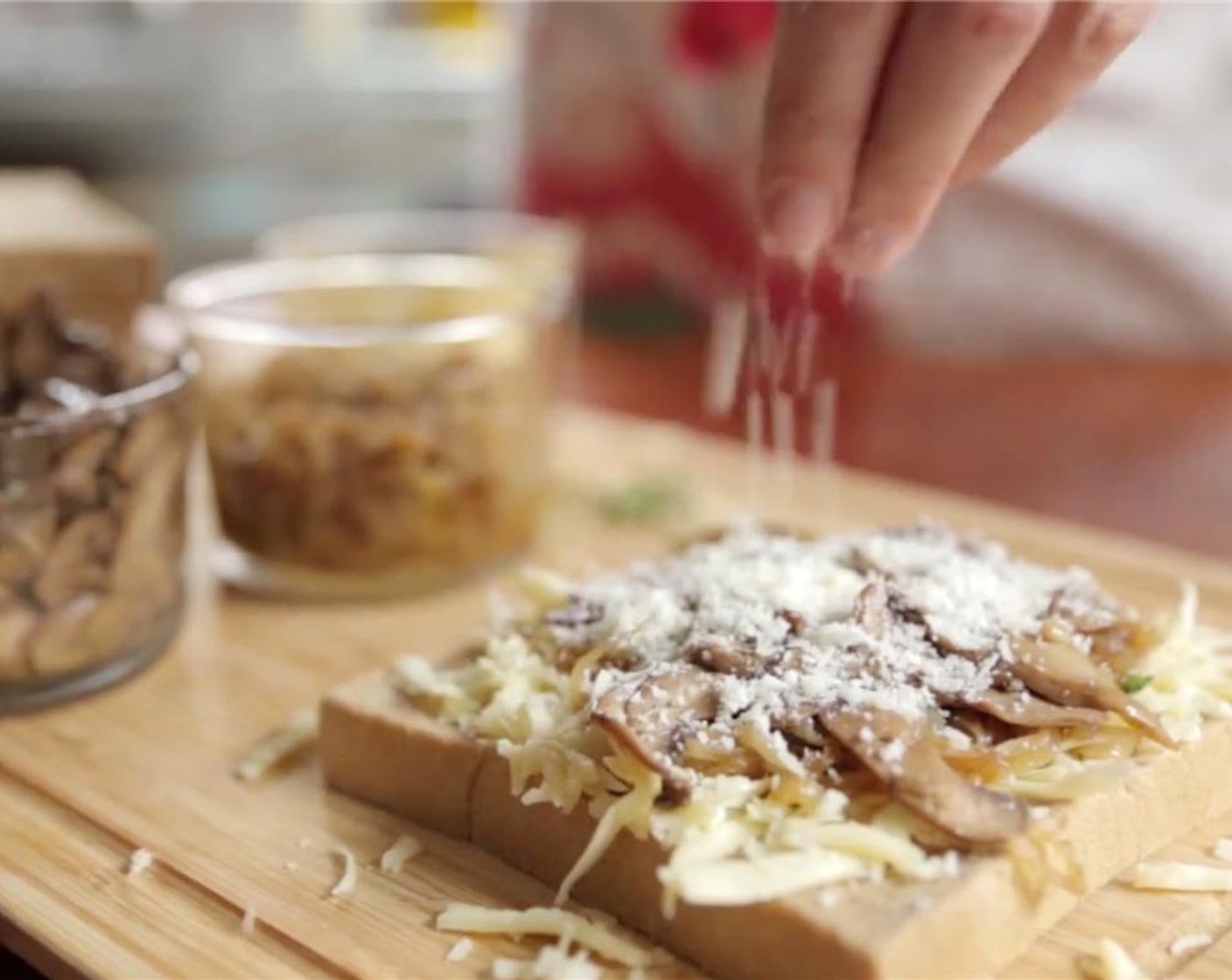 Schritt 6 Zum Schluss Parmesan (2 Esslöffel) und Salz (wenig) über jede Brotscheibe streuen. Mit einer weiteren Scheibe Brot zu einem Sandwich abdecken.