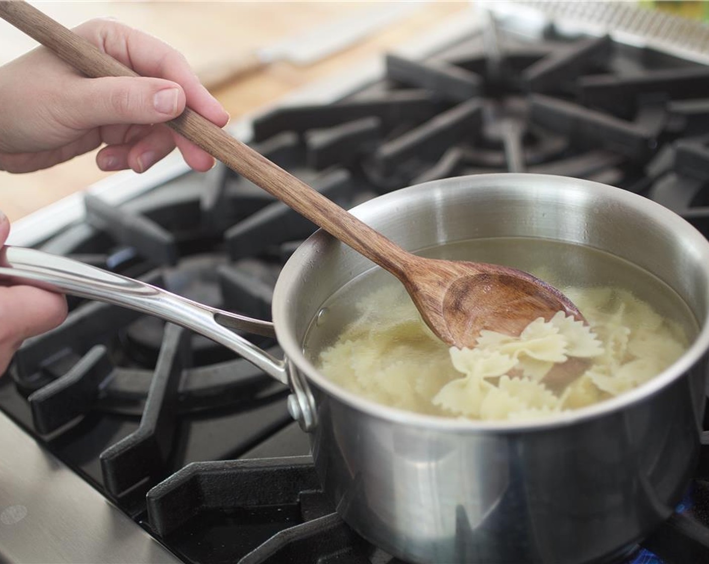 Schritt 5 Sobald das Wasser kocht, die Pasta (170 g) hinzufügen und 12 Minuten kochen lassen oder bis die gewünschte Konsistenz erreicht ist. Etwa zwei Esslöffel Nudelwasser beiseite stellen. Die Nudeln in einem Sieb abgiessen und zurück in den Topf geben.