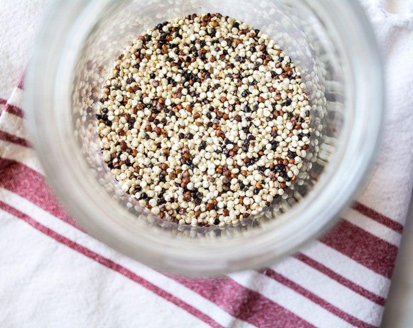 Schritt 2 Quinoa (4 Esslöffel) gründlich spülen, um das Saponin zu entfernen. Dazu die ungekochte Quinoa in eine Schüssel geben, mit sauberem Wasser auffüllen und einige Minuten einweichen lassen. Einen Schneebesen verwenden, um die Quinoa im Wasser zu bewegen, dann das Wasser abseihen und mit frischem Wasser abspülen.