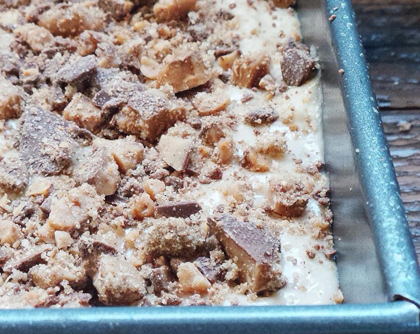 Schritt 6 Für die Streusel:  Karamell Riegel (260 g), braunen Zucker (2 Esslöffel) und Zimt (1 EL) mischen. Die Hälfte davon zum Teig geben, unterrühren und in die eingefettete Backform giessen.
