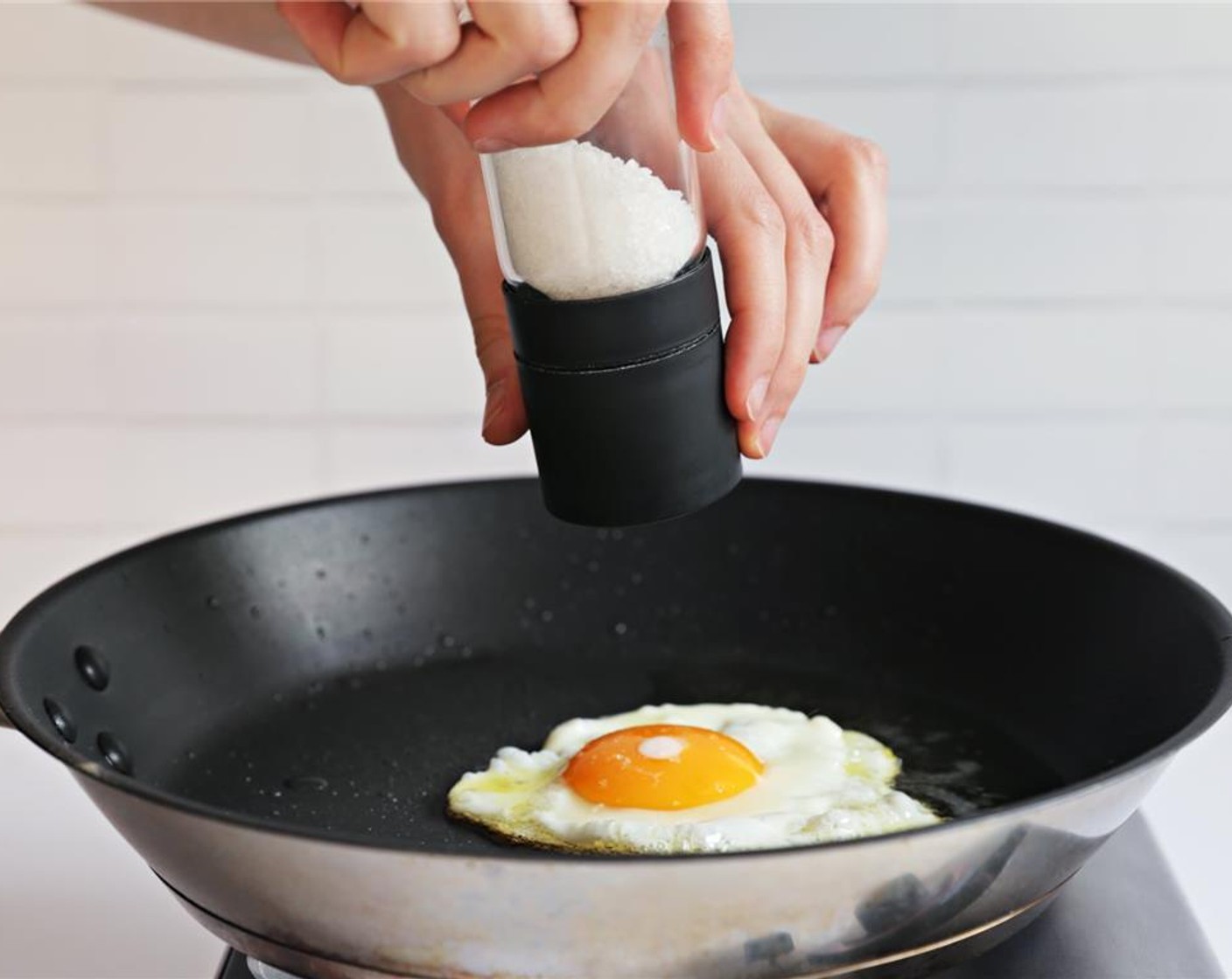 Schritt 4 Die Hitze ausschalten und das Ei mit Salz (wenig) und Pfeffer (wenig) würzen.