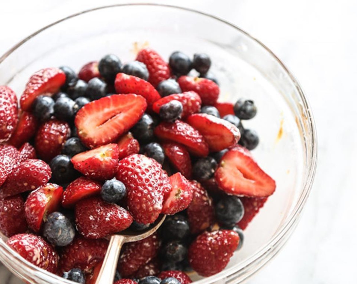 Schritt 5 Heidelbeeren, frisch (170 g), Erdbeeren (340 g), Speisestärke (1 TL), Kokoszucker (1 EL) und Saft der Zitrone (1) in einer Schüssel vermengen,  bis die Früchte mit Zucker bedeckt sind.