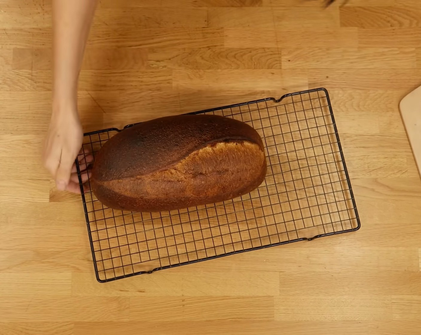 Schritt 12 Nach dem Backen das Brot auf einem Gitter auskühlen lassen.