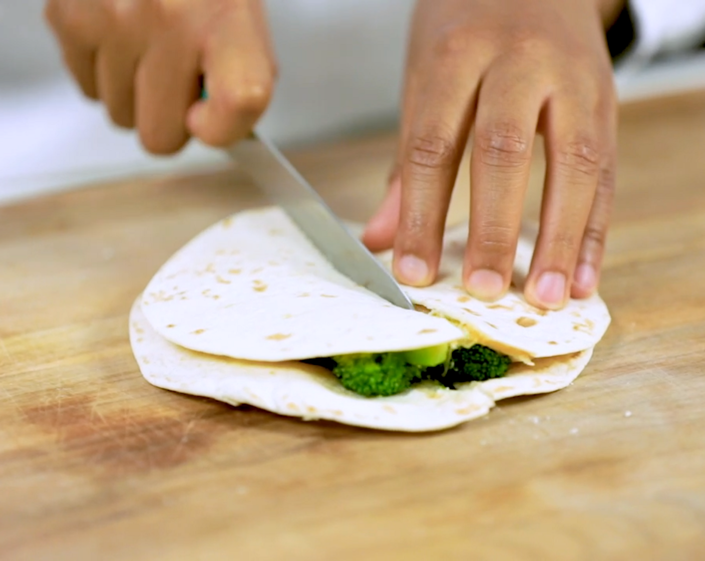 Schritt 4 Mit einem Pizzaschneider oder Messer vorsichtig vierteln. Heiss servieren und geniessen!
