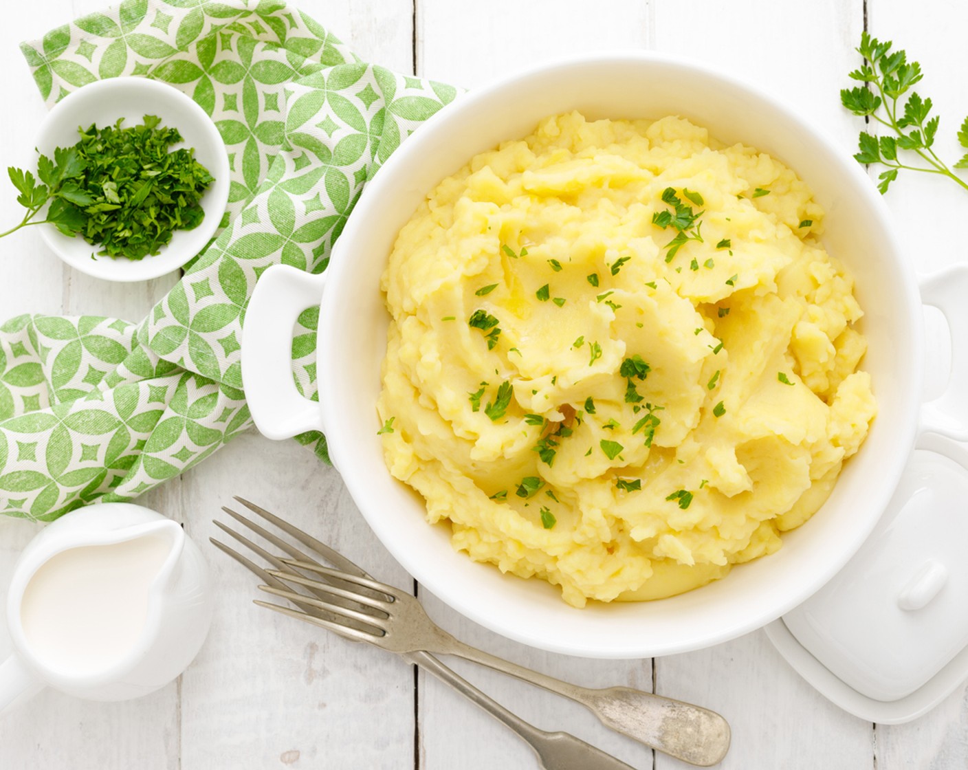 Schritt 5 Zum Schluss die gedämpften Kartoffeln in eine Schüssel geben und mit dem Kartoffelstampfer zerdrücken. Dann den Knoblauch-Zwiebel-Petersilien-Mix zusammen mit Butter (3 Esslöffel), Joghurt (150 g), Buttermilch (2 Esslöffel) und Mayonnaise (2 Esslöffel) unter den Stampf untermischen. Mit Salz (wenig) abschmecken und warm servieren.