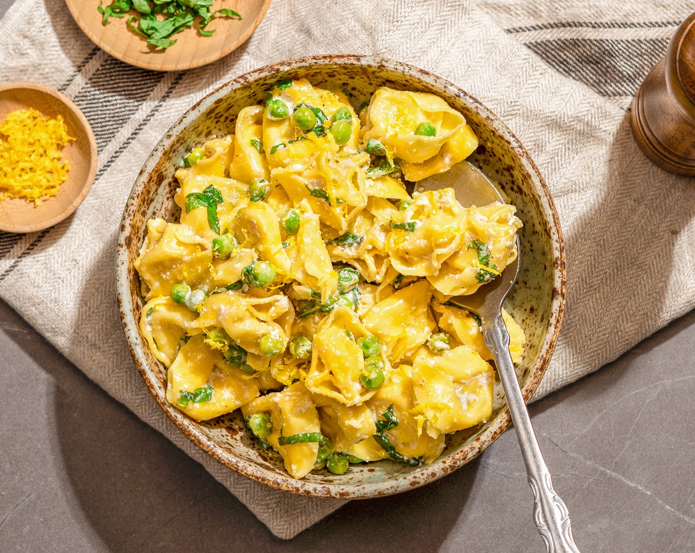 Tortellini-Salat mit Erbsen