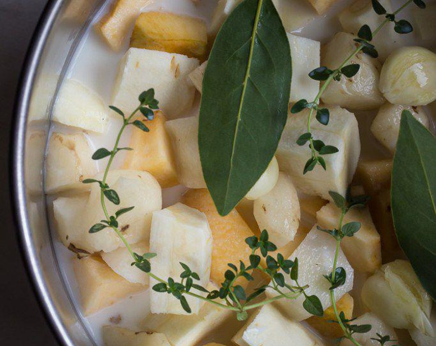 Schritt 1 Pastinaken (4), Äpfel (2), Topinambur (340 g), Knoblauch (2 Zehen), Vollmilch (480 ml), Thymian (3 Zweige), Lorbeerblätter (2) und ein paar Prisen Salz (wenig) in einen mittelgrossen Topf geben und zum Köcheln bringen.