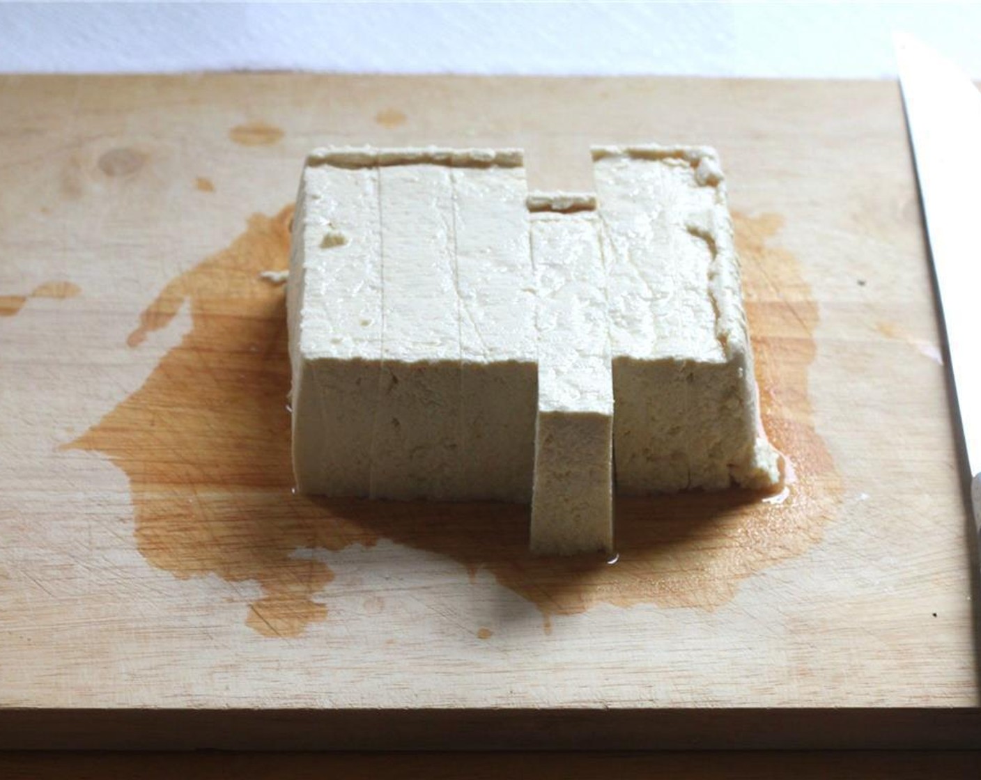 Schritt 1 Tofu (1 Pck.) in 6 Scheiben schneiden und etwa 10 Minuten auf Küchenpapier abtropfen lassen.