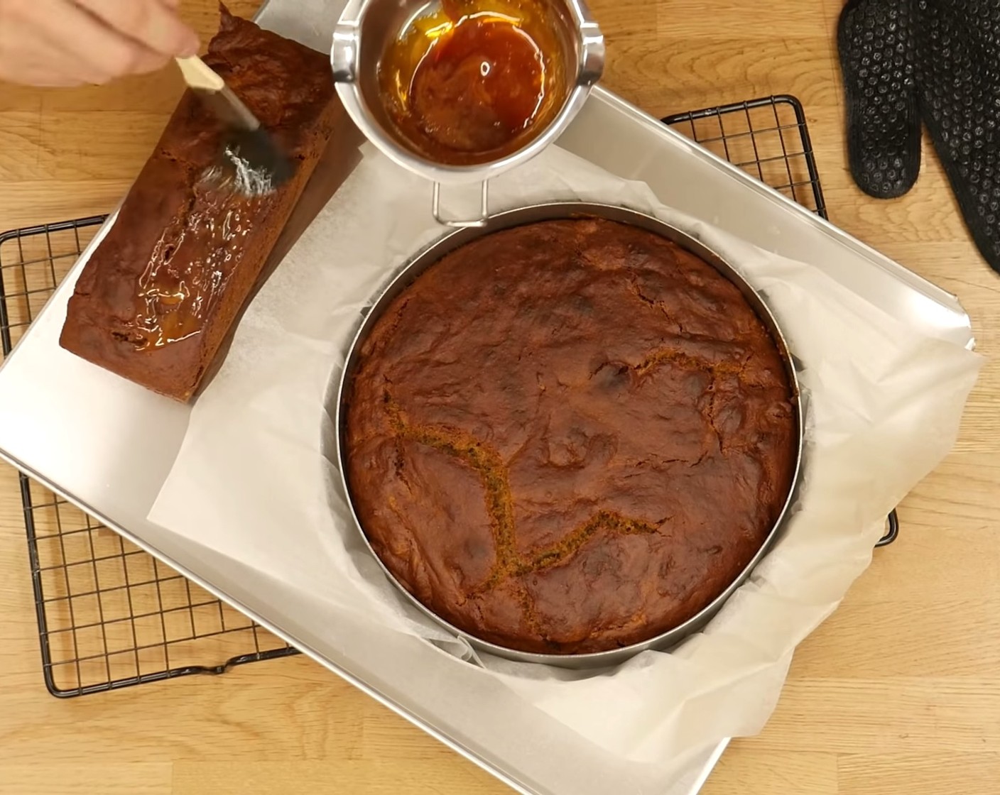 Schritt 10 Nach dem Backen den Kuchen aus der Kastenform sofort herausnehmen und beide Kuchen in noch heissem Zustand, mit dem aufgewärmten Birnendicksaft bestreichen.