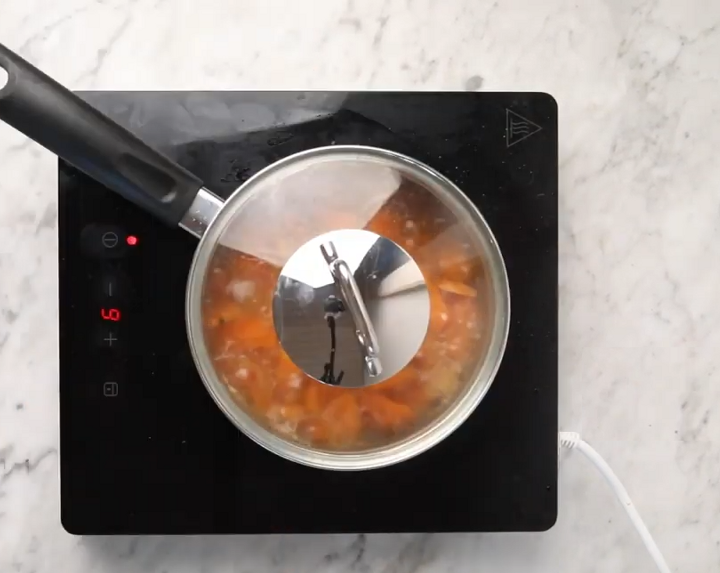 Schritt 2 In einem Kochtopf Gemüsebouillon (350 ml) aufkochen. Darin die Süsskartoffelstücke für ca. 10 Minuten bei mittlerer Hitze weich kochen. Falls das Wasser bis zum Ende der Kochzeit verdunstet ist, noch etwas Wasser hinzufügen.