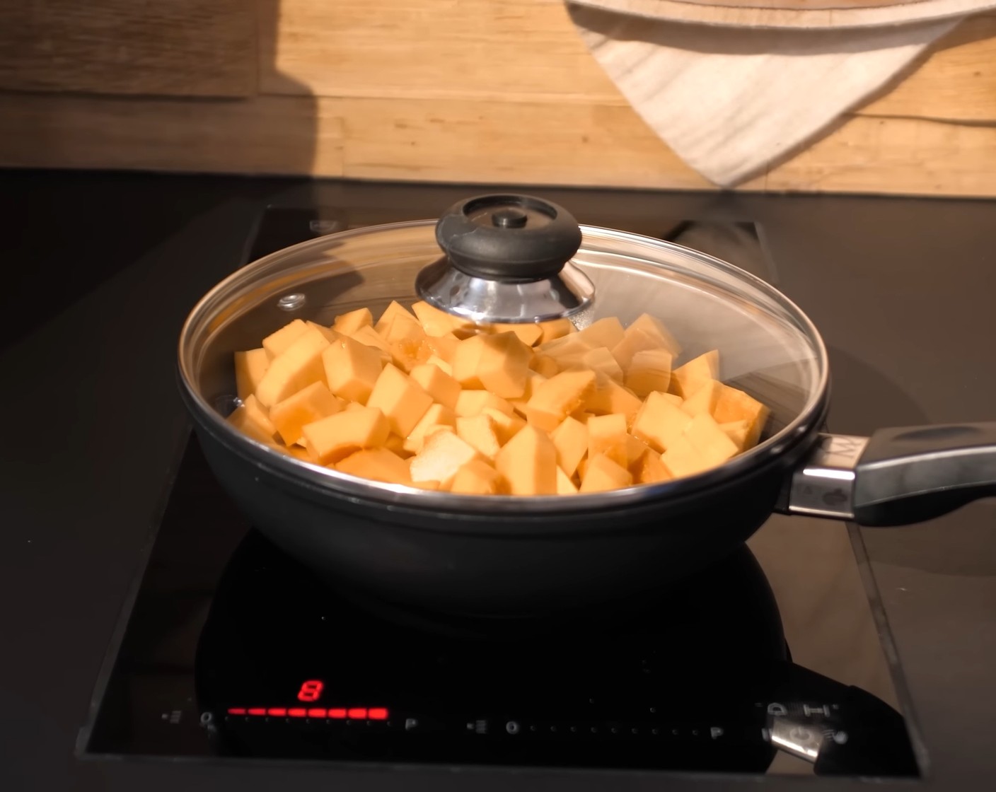 Schritt 12 Kürbis (700 g) waschen, in Würfel schneiden und in einem Kochtopf auf dem Herd mit dem Wasser (200 g) weich kochen.