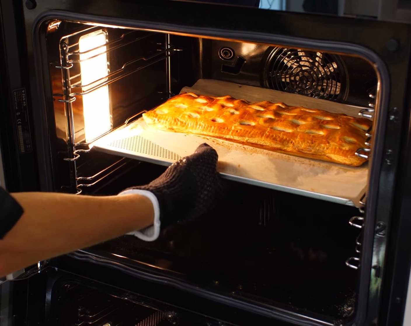 Schritt 19 Den Strudel im vorgeheizten Backofen bei 180 °C Ober-/Unterhitze 30-35 Minuten goldgelb backen.