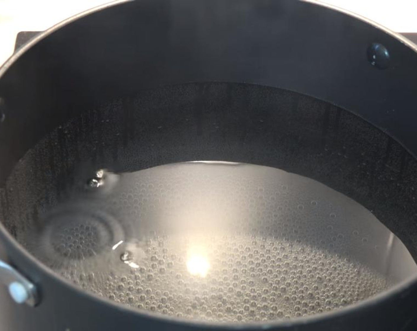 Schritt 1 Wasser und Salz in einem Topf zum Kochen bringen. Pasta (500 g) al dente kochen. 1/2 Tasse vom Nudelwasser aufheben und beiseitestellen.
