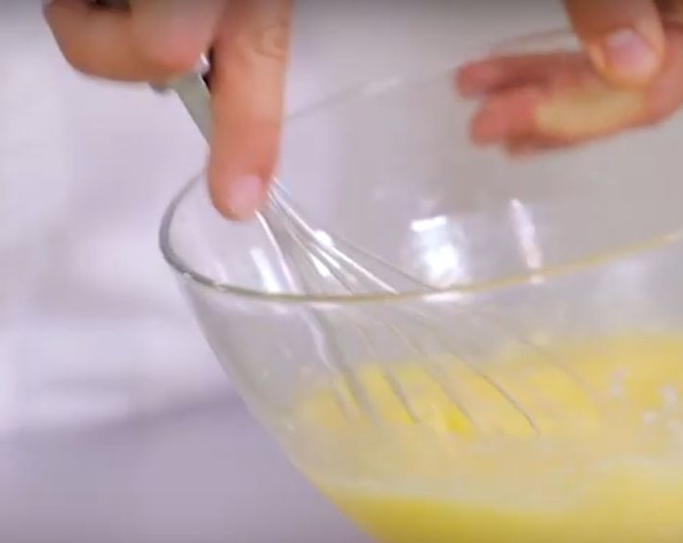 Schritt 1 Zuerst die Butter (7 Teelöffel) schmelzen. In einer Schüssel Eier (2) Zucker (75 g) und den Saft einer Zitrone (1) mixen. Zum Schluss die flüssige Butter unterrühren.