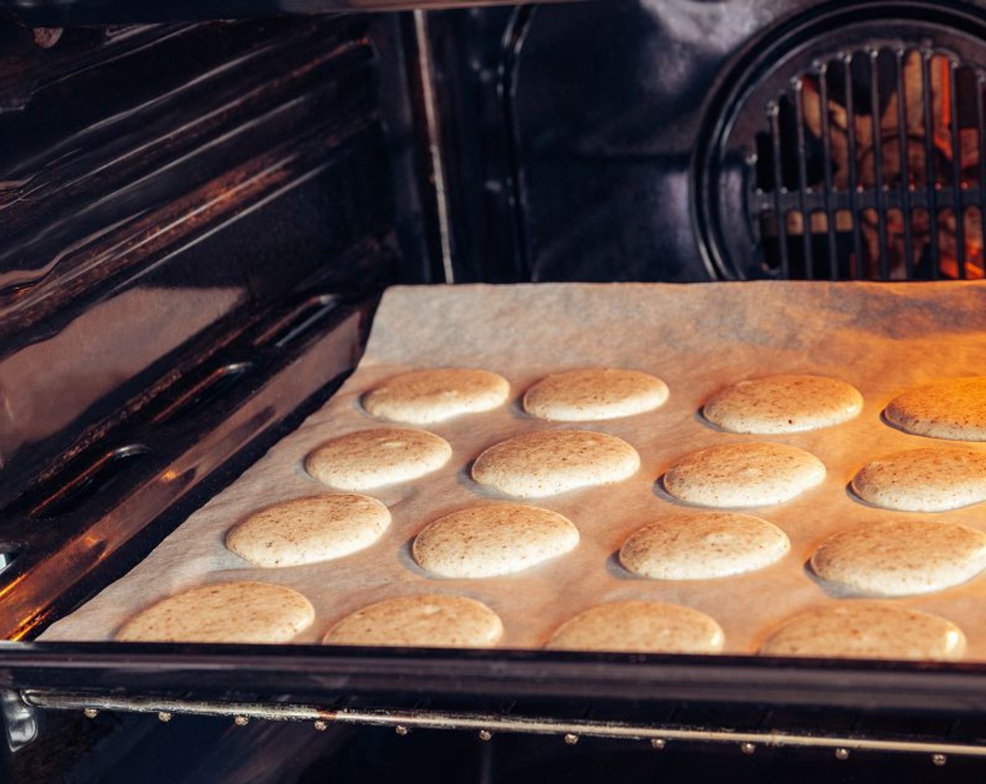 Schritt 7 Bleche einzeln etwa 15 Minuten bei 180 °C im vorgeheizten Ofen backen.