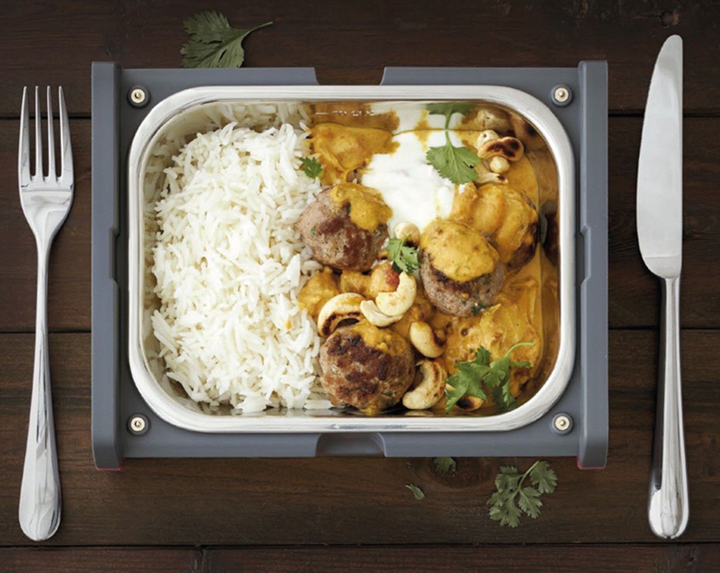 Schritt 6 Zum Schluss das Curry mit Basmatireis servieren und nach Belieben mit Jogurt, Koriander oder Cashewnüssen garnieren.
