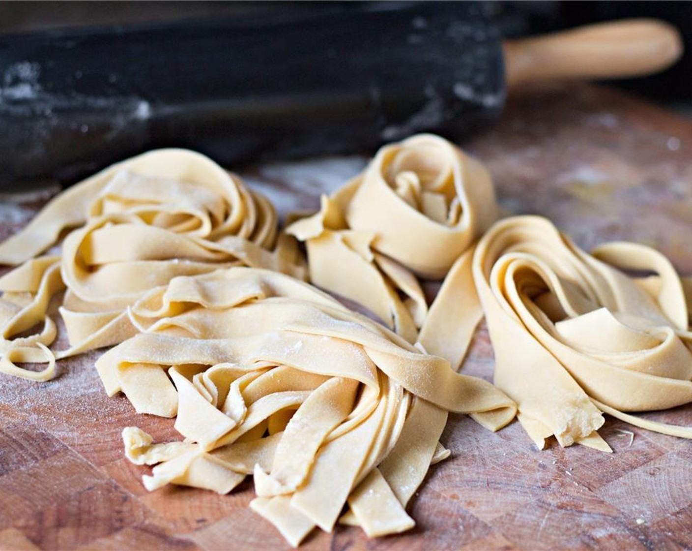 Schritt 7 In stark gesalzenem Wasser kochen. Frische Pasta benötigt nur 30 Sekunden, wenn sie dünn genug ist. Sie ist fertig, wenn die Pasta die Farbe ändert und im Topf aufsteigt.