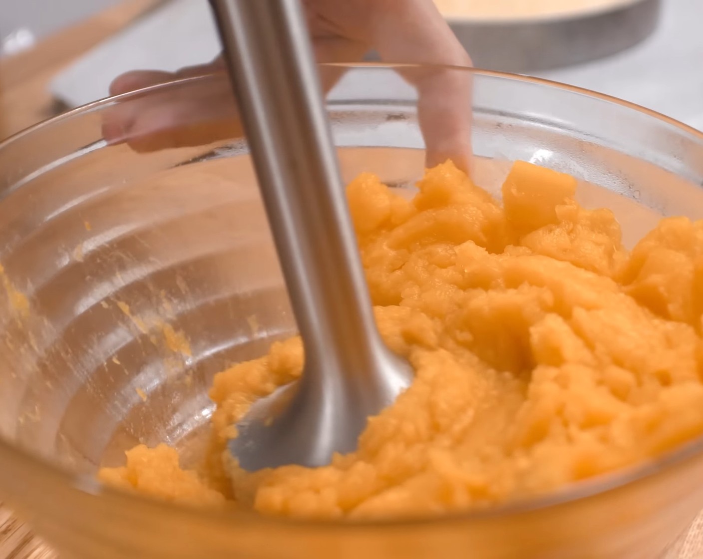 Schritt 13 Das Wasser nach dem Kochen abschütten und den Kürbis pürieren.