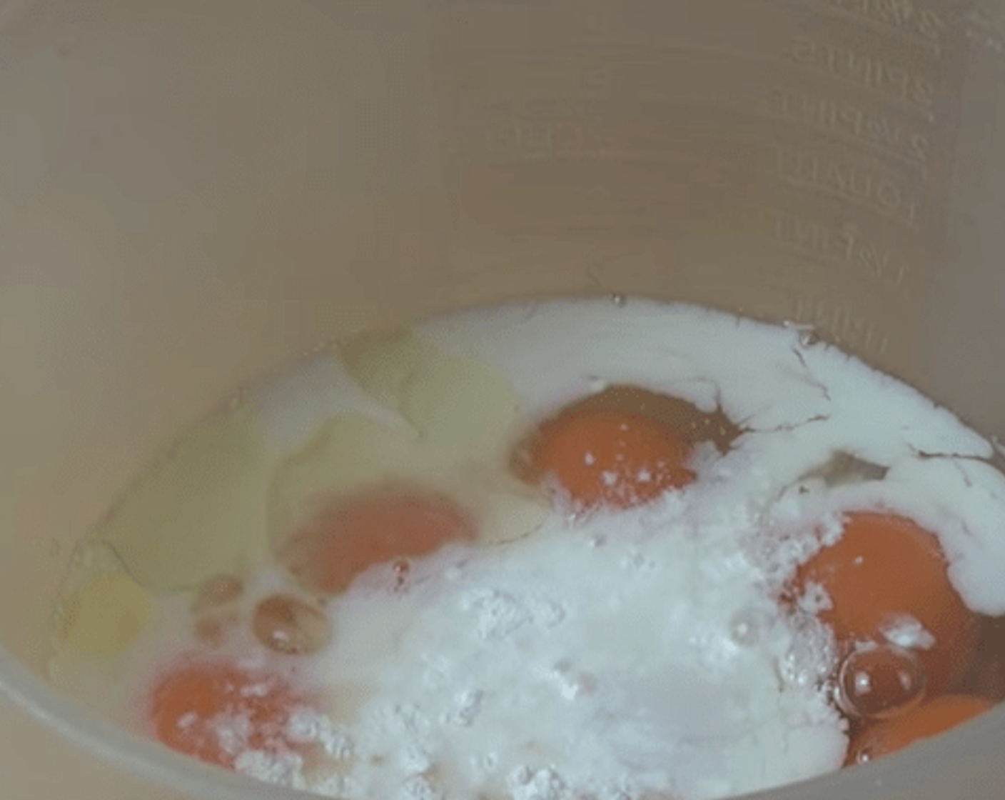 Schritt 4 Eier (8), Milch (4 Esslöffel), Öl (nach Bedarf) und Backpulver (nach Bedarf) in einen Rührbecher geben. Mit Salz (wenig) und Pfeffer (wenig) würzen. Dann alles gut verquirlen.