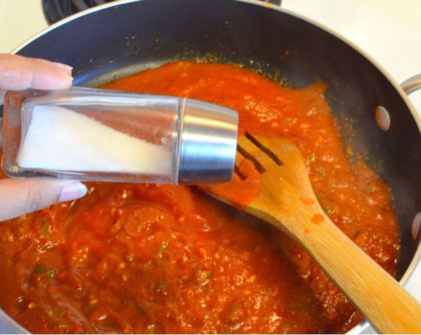 Schritt 9 Tomatensauce (225 g) hinzugiessen und etwas Salz hinzugeben. Einige Minuten köcheln lassen.
