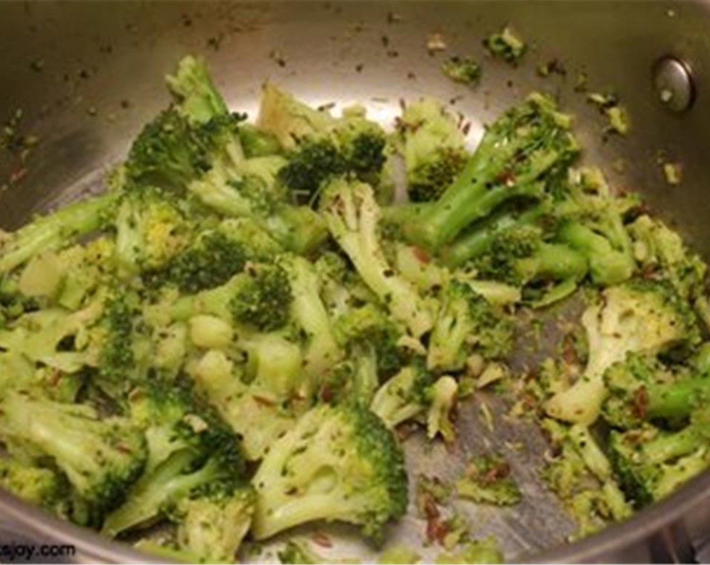 Schritt 7 Olivenöl (1 TL) in einer Pfanne erhitzen, Kreuzkümmel (nach Bedarf), Broccoli (350 g) und Sojasauce (1 TL) hinzugeben und andünsten, bis der Brokkoli weich ist. Mit Salz (wenig) würzen.