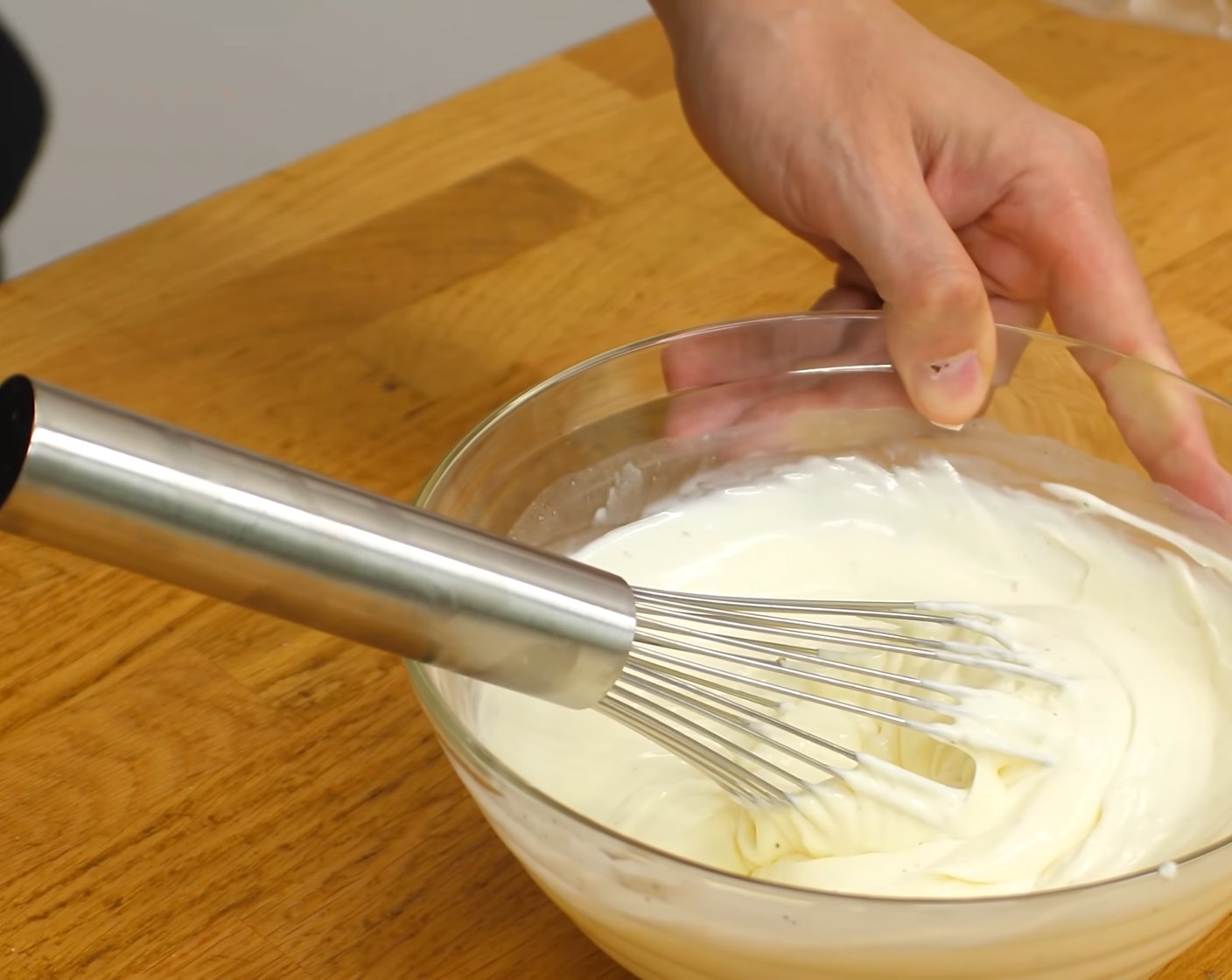 Schritt 5 Crème Fraîche (250 g) und Magerquark (250 g) in eine Schüssel geben, mit Pfeffer (wenig) und Salz (wenig) abschmecken und alles gut vermischen.