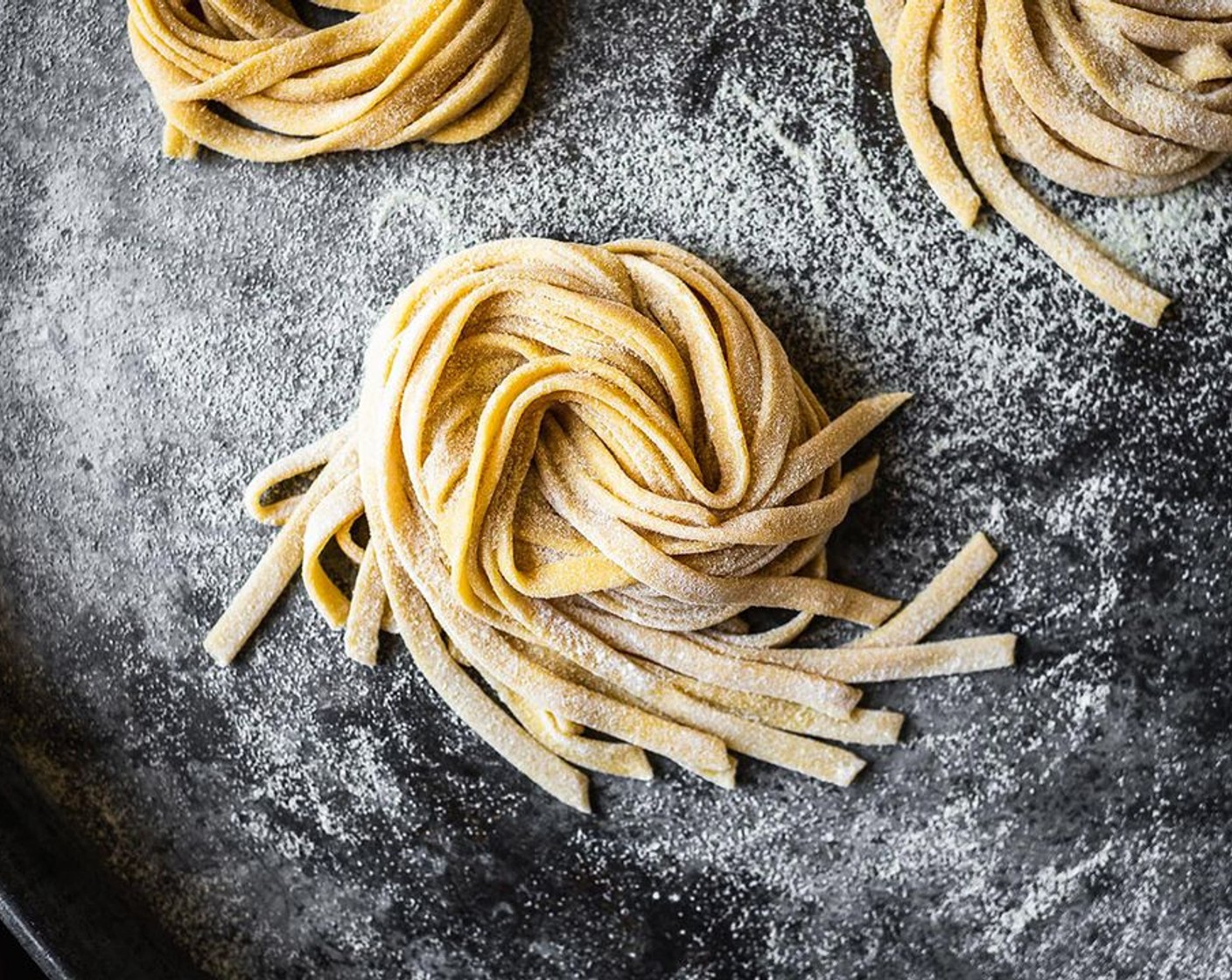 Schritt 1 Fettuccine (455 g) in einem grossen Topf mit kochendem Salzwasser unter gelegentlichem Rühren bissfest kochen. Nudeln abgiessen, dabei 1 Tasse Nudelwasser aufbewahren.